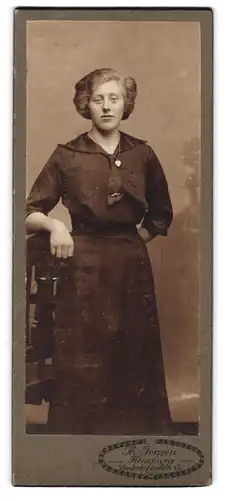 Fotografie Th. Jensen, Flensburg, Norderhofenden 15, Junge Dame im Kleid mit Herzkette