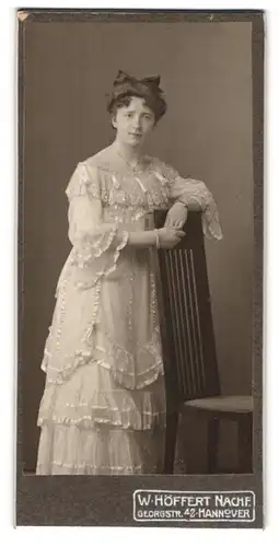 Fotografie W. Höffert Nachf., Hannover, Georgstr. 42, Junge Dame im hübschen Kleid