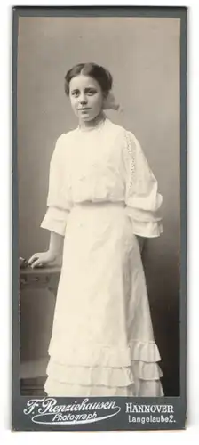 Fotografie F. Renziehausen, Hannover, Langelaube 2, Junge Dame in weisser Kleidung