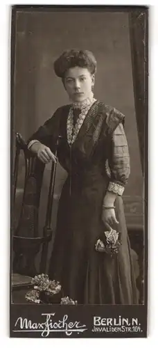 Fotografie Max Fischer, Berlin-N., Invalidenstr. 164, Junge Dame im hübschen Kleid