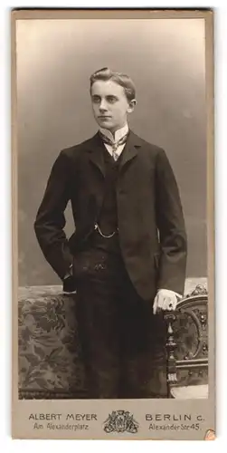 Fotografie Albert Meyer, Berlin-C., Alexanderstr. 45, Junger Herr im Anzug mit Krawatte