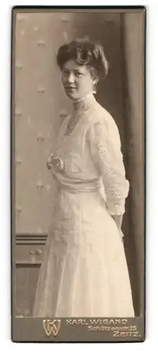 Fotografie Karl Wigand, Zeitz, Schützenstr. 25, Junge Dame im weissen Kleid mit Medaillon