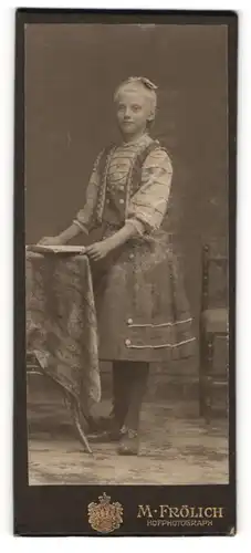 Fotografie M. Frölich, Flensburg, Junge Dame im hübschen Kleid mit Buch