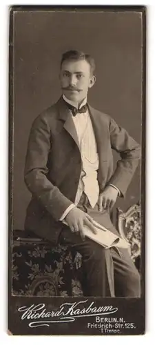 Fotografie Richard Kasbaum, Berlin-N., Friedrichstr. 125, Eleganter Herr mit Zeitung