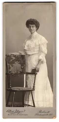 Fotografie Albert Meyer, Berlin-W., Potsdamerstr. 125, Junge Dame im weissen Kleid mit Buch