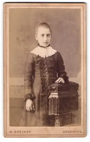 Fotografie W. Breiner, Gronau a /L., Junge Dame im hübschen Kleid