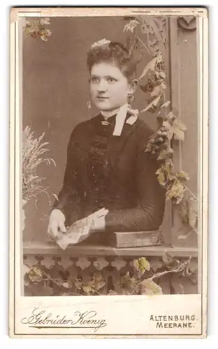 Fotografie Gebrüder Koenig, Altenburg /S., Ernststr. 14, Junge Dame im Kleid mit Fächer