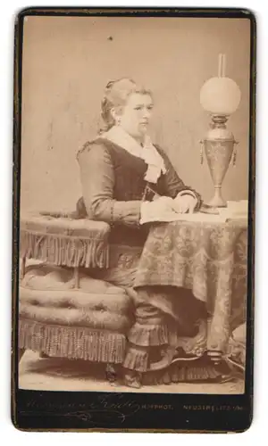 Fotografie Herm. Krull, Neu-Strelitz, Bürgerliche Dame sitzt am Tisch