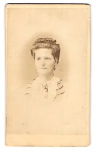 Fotografie C. Michaelsen, Wismar, Lübschestr. 34, Junge Dame mit Hochsteckfrisur und Kragenbrosche