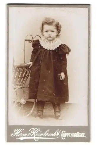 Fotografie Herm. Reinbrecht, Coppenbrügge, Kleines Mädchen im Kleid mit Spitzenkregen