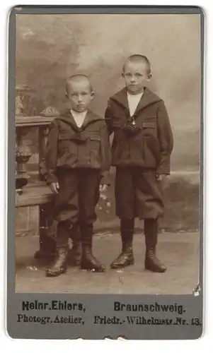 Fotografie Heinr. Ehlers, Braunschweig, Friedrich-Wilhelmstr. 13, Zwei Jungen im Matrosenanzug