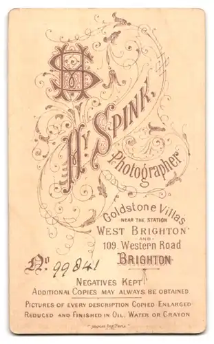 Fotografie H. Y. Spink, Brighton, 109, Western Road, Hübsch gekleidetes Kind mit Cricketschläger und Ball