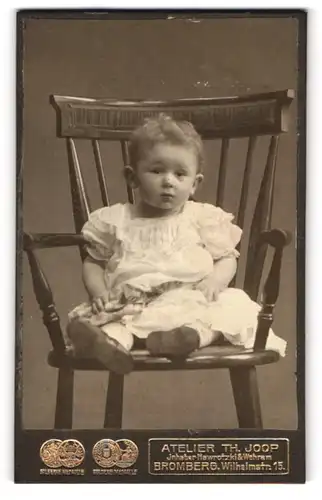 Fotografie Theodor Joop, Bromberg, Wilhelmstr. 15, Süsses Kleinkind im weissen Kleid