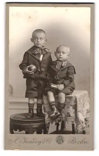 Fotografie A. Jandorf & Co., Berlin-SW, Bellealliancestr. 1-2, Zwei kleine Jungen im Matrosenanzug mit Ball