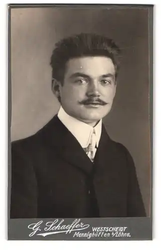 Fotografie G. Schaeffer, Mennighüffen b. Löhne /Westscheidt, Eleganter Herr mit Moustache