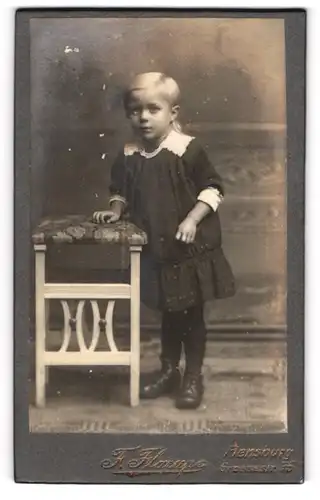 Fotografie F. Flarup, Flensburg, Grossestr. 75, Kleines Mädchen im hübschen Kleid