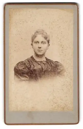 Fotografie unbekannter Fotograf und Ort, Junge Dame in hübscher Kleidung