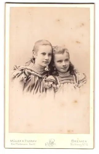 Fotografie Müller & Pilgram, Bremen, Richtweg 12, Zwei junge Mädchen in karierten Kleidern