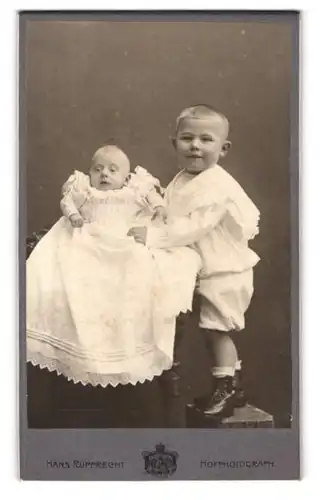 Fotografie Hans Rupprecht, Bremen, Ostertorsteinweg 49, Kleiner Junge im Matrosenanzug mit Kleinkind