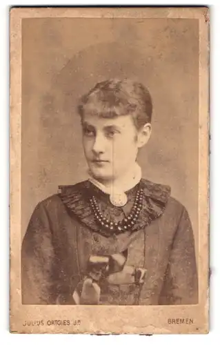 Fotografie Julius Ortgies jr., Bremen, Am Wall 116, Junge Dame mit Kragenbrosche und Halskette