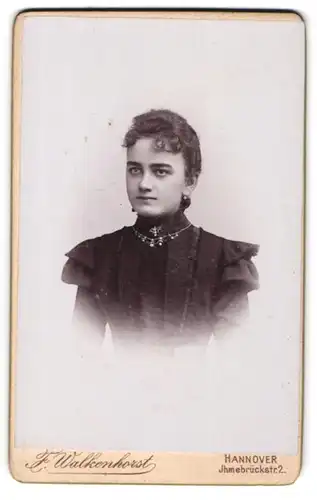 Fotografie Fritz Walkenhorst, Hannover, Ihmebrückstr. 2, Junge Dame mit zurückgebundenem Haar