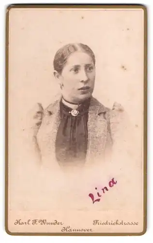 Fotografie Karl F. Wunder, Hannover, Friedrichstr., Junge Dame mit zurückgebundenem Haar