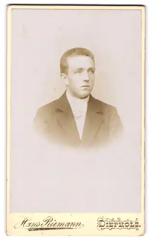 Fotografie Hans Riemann, Diepholz, Junger Herr im eleganten Anzug