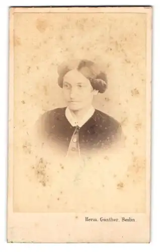 Fotografie Hermann Günther, Berlin, Werderscher Markt 6, Bürgerliche Dame mit zeitgenössischer Frisur