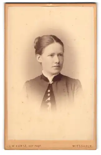 Fotografie L. W. Kurtz, Wiesbaden, Friedrichstr. 4, Junge Dame mit hochgestecktem Haar