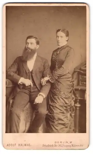 Fotografie Adolf Halwas, Berlin-W., Friedrichstr. 185, Bürgerliches Paar in hübscher Kleidung
