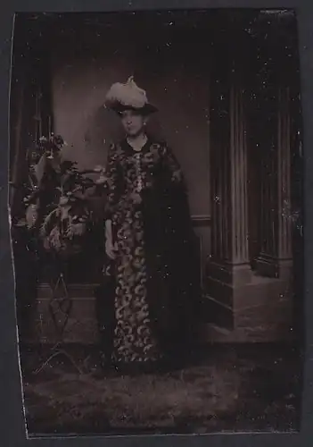 Fotografie Ferrotypie Fotograf unbekannt, Edeldame im modischen Kleid mit Hut nebst Blumenkübel