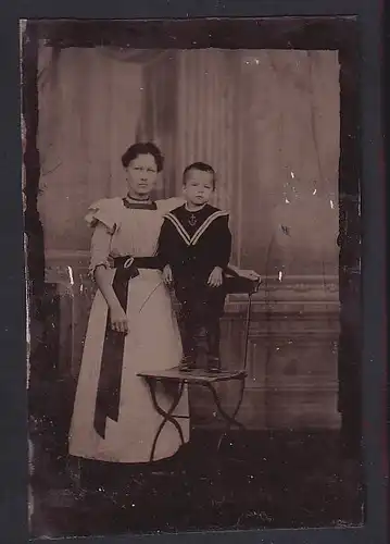 Fotografie Ferrotypie Mutter im weissen Kleid nebst Knabe im Matrosenanzug auf Stuhl stehend