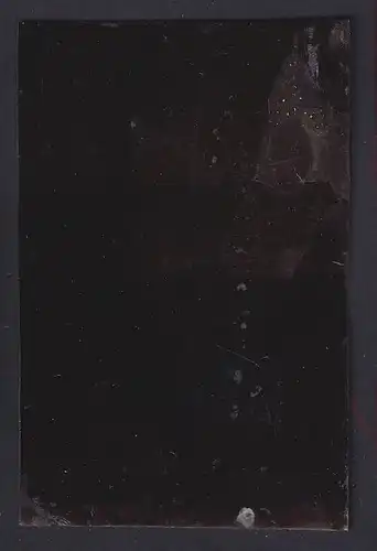 Fotografie Ferrotypie Mutter im weissen Kleid nebst Knabe im Matrosenanzug auf Stuhl stehend
