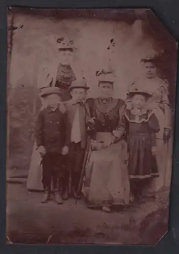 Fotografie Ferrotypie Edeldamen und Kinder mit Hut festlich gekleidet