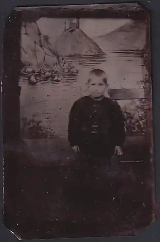 Fotografie Ferrotypie Knabe vor Studiokulisse abgelichtet