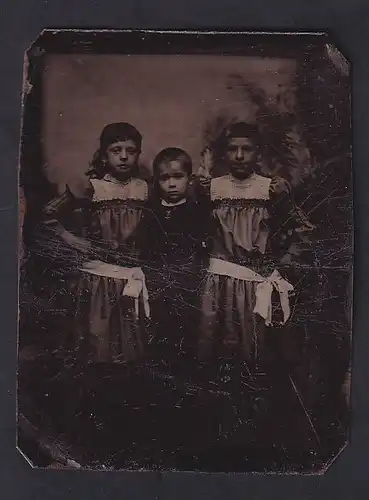 Fotografie Ferrotypie Knabe im dunklen Matrosenanzug von Mädchen flankiert