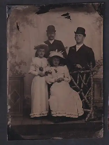 Fotografie Ferrotypie Edelmänner nebst hübschen jungen Damen im weissen Kleid mit Hut
