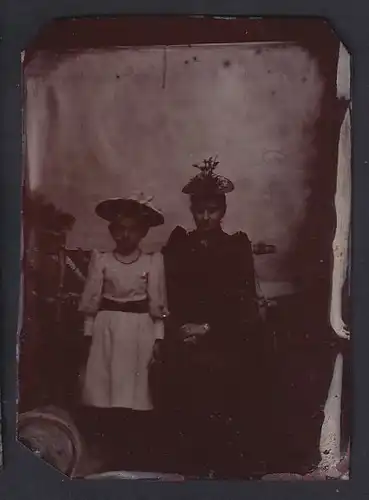 Fotografie Ferrotypie Mutter & Tochter tragen modische Kleider und Hüte