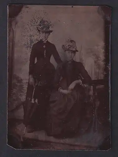 Fotografie Ferrotypie elegante Damen im Kleid mit Hut und Schirm