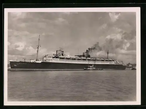 AK Turbinen-Schnelldampfer und Passagierschiff Bremen heizt die Kessel an