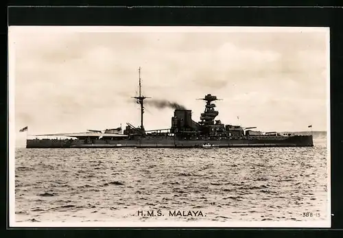 AK Britisches Kriegsschiff HMS Malaya heizt die Kessel an