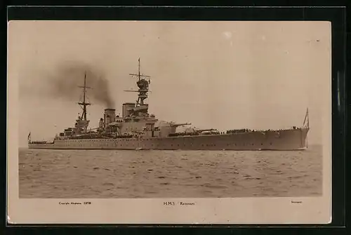 AK Britisches Kriegsschiff HMS Renown mit Mannschaftsparade an Deck