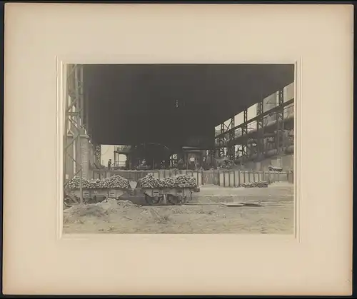 Fotografie W. Kein, Hamburg, Ansicht Lübeck, Stahlwerk-Hochofenwerk, Stahlblöcke werden auf Güterzug verladen