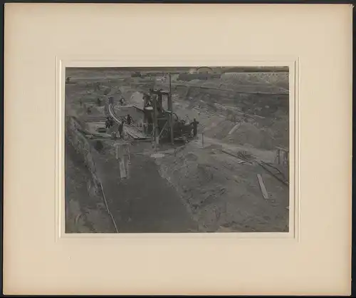 Fotografie W. Kein, Hamburg, Ansicht Lübeck, Baggeranlage mit Kleinbahn zum Abbau von Sand für Gussformen im Stahlwerk