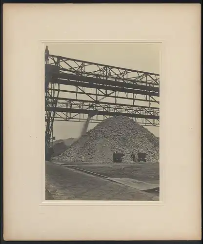 Fotografie W. Kein, Hamburg, Ansicht Lübeck, Hafen-Förderbrücke lädt Erzgestein für das Stahlwerk-Hochofenwerk ab