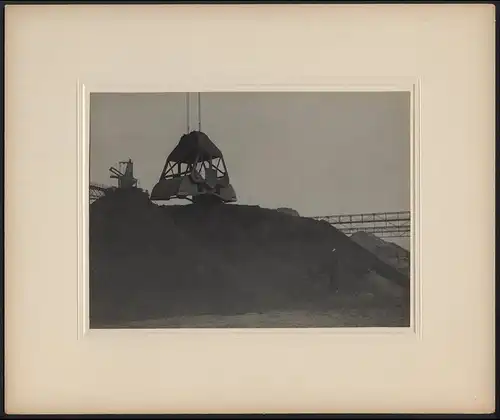 Fotografie W. Kein, Hamburg, Ansicht Lübeck, Seilbagger verlädt Kohle für das Hochofenwerk-Stahlwerk am Hafen