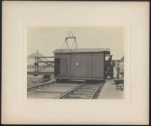 Fotografie W. Kein, Hamburg, Ansicht Lübeck, Elektrische Bahnanlage am Hochofenwerk-Stahlwerk, Arbeiter mit Schubkarre