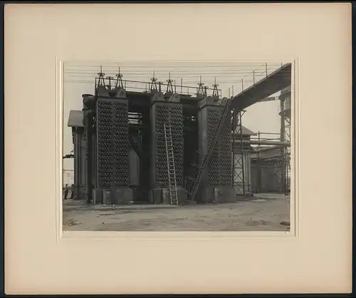 Fotografie W. Kein, Hamburg, Ansicht Lübeck, Industrieanlage - Fabrikgebäude am Hochofenwerk-Stahlwerk