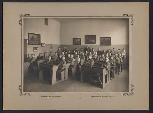 Fotografie E. Rohrmann, Hannover, Klassenfoto Knaben im Klassenzimmer mit Lehrer und Schulbänken, Grossformat 31 x 23cm