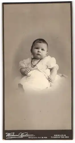 Fotografie Ricahrd Kasbaum, Berlin, niedliches Kleinkind im weissen Kleidchen mit Perlenkett und Ohrring